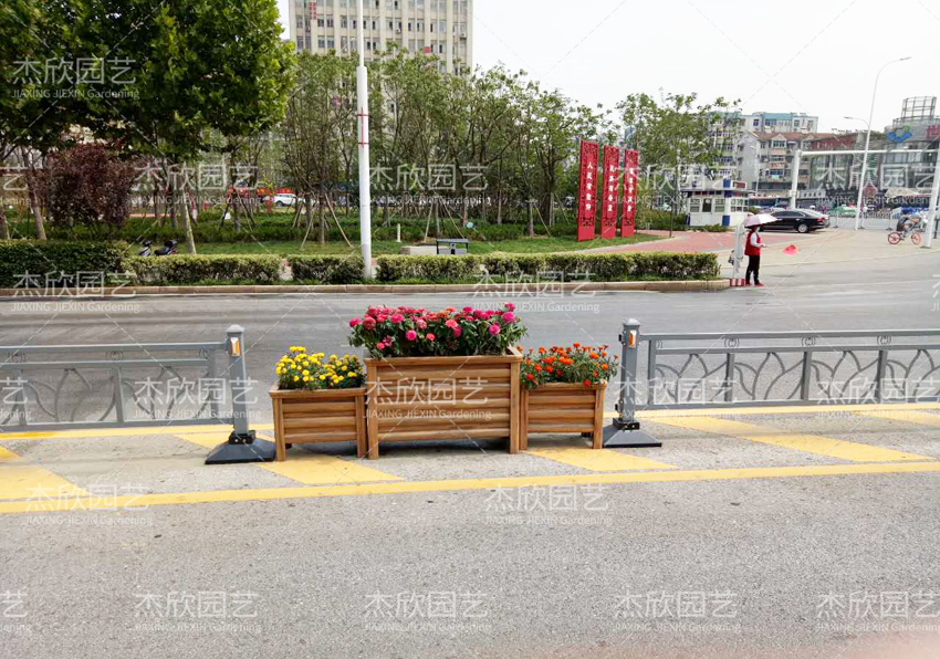 為什么大家都選擇護(hù)欄花箱？