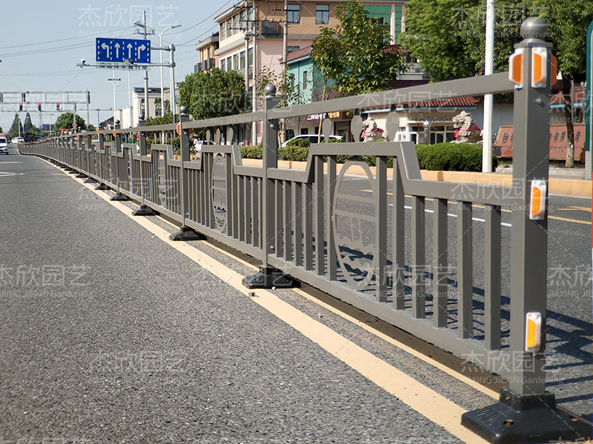 道路護(hù)欄生產(chǎn)廠家如何選擇？