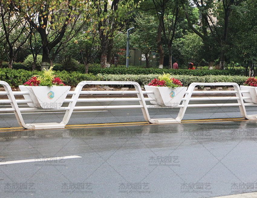 各種花箱道路護(hù)欄效果區(qū)別？
