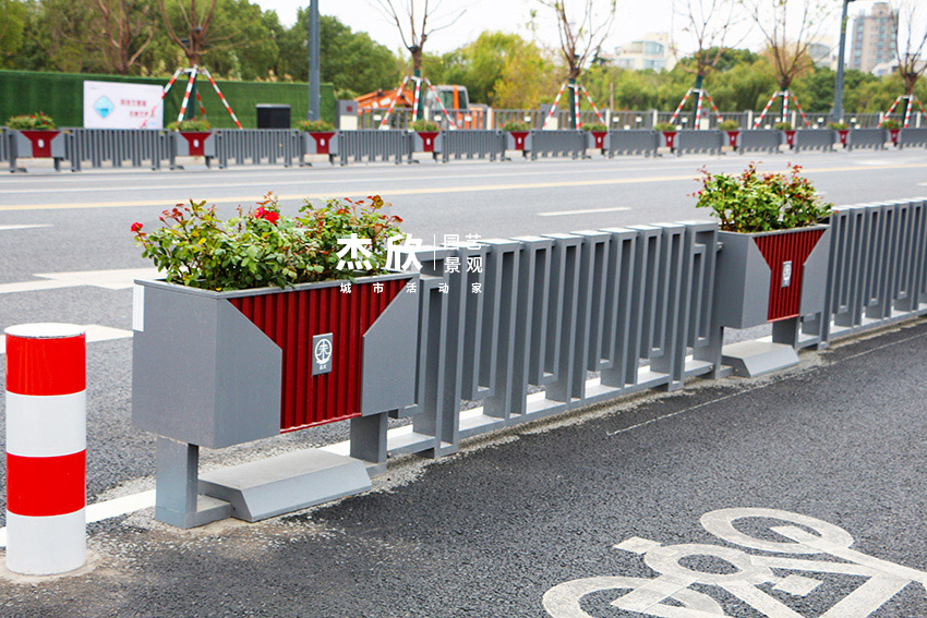 道路護(hù)欄花箱有兩種你能區(qū)分嗎？