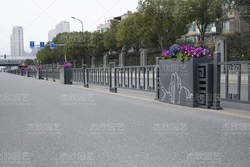 景觀道路花箱和傳統(tǒng)道路花箱有何不同？
